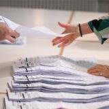Wahlhelfer sorgen am Wahltag für einen reibungslosen Ablauf (Symbol)