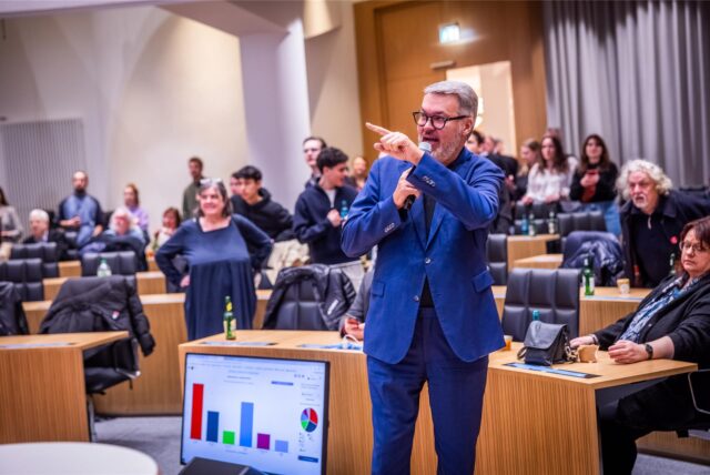 Oberbürgermeister Thomas Westphal bei der Wahlparty der SPD im Ratssaal.