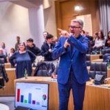 Oberbürgermeister Thomas Westphal bei der Wahlparty der SPD im Ratssaal.