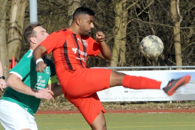 Zwei Spieler gehen zum Kopfball.