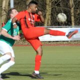 Zwei Spieler gehen zum Kopfball.