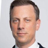 Christian Douglas, aufgewachsen in Unna, trat bei der Bundestagswahl 2025 im Main-Taunus-Kreis unter andere gegen Nancy Faeser (SPD) und Bettina Stark-Watzinger (FDP) an