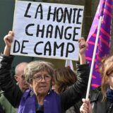 Eine Demonstrantin hält ein Schild mit der Aufschrift «La honte change de camp» (Die Scham wechselt die Seite) vor dem Gerichtsgebäude in Frankreich, in dem der Prozess gegen einen pensionierten Chirurgen beginnt.