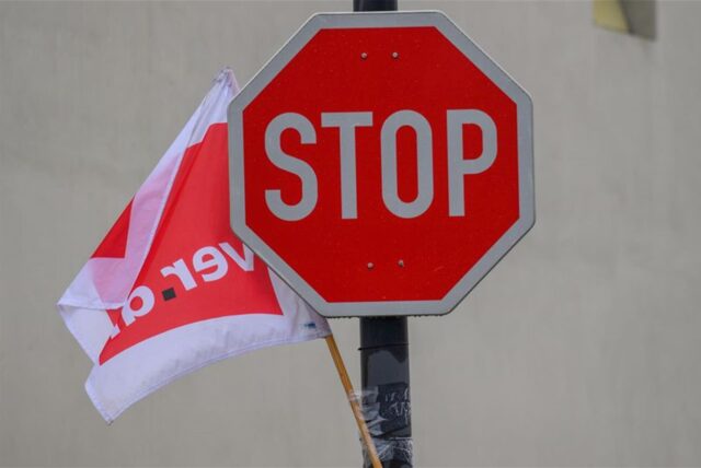Ein Stop-Schild und eine Verdi-Flagge.