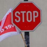Ein Stop-Schild und eine Verdi-Flagge.