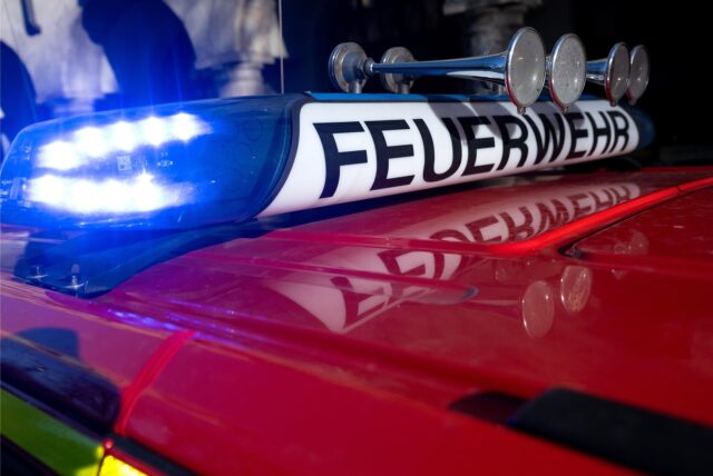 Ein Einsatzfahrzeug der Feuerwehr mit eingeschaltetem Blaulicht (Symbolbild).
