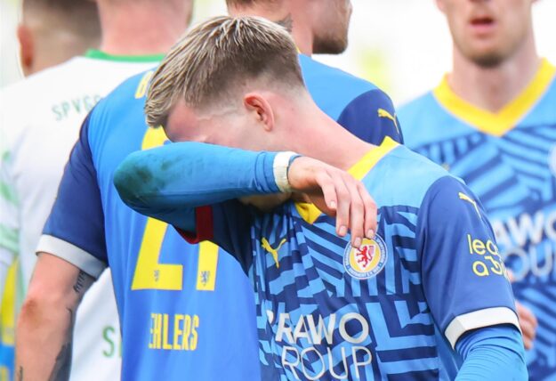 Fußball: 2. Bundesliga, SpVgg Greuther Fürth – Eintracht Braunschweig, 23. Spieltag im Sportpark Ronhof Thomas Sommer. Der Braunschweiger Lino Tempelmann (M) steht nach dem Abpfiff mit seinen Kollegen auf dem Rasen. +++ dpa-Bildfunk +++