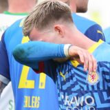 Fußball: 2. Bundesliga, SpVgg Greuther Fürth – Eintracht Braunschweig, 23. Spieltag im Sportpark Ronhof Thomas Sommer. Der Braunschweiger Lino Tempelmann (M) steht nach dem Abpfiff mit seinen Kollegen auf dem Rasen. +++ dpa-Bildfunk +++