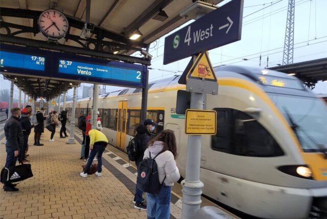 Die RE 13 hat immer wieder mit Verspätungen und Ausfällen zu kämpfen. Auch am Unnaer Bahnhof müssen die Menschen oft warten.
