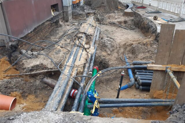 Tiefbauarbeiten an der Kreuzung Viktoriastraße/Roonstraße