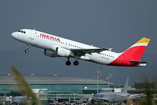 Ein Airbus-Flugzeug von Iberia am Flughafen in Barcelona (Archivbild).