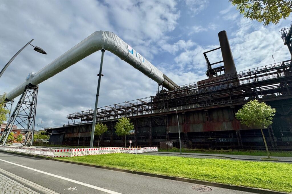 Die Rohrbrücke mit sem Skywalk an der Hochhofenanlage auf Phoenix-West ist eingehüllt.. Die Rohrbrücke mit sem Skywalk an der Hochhofenanlage auf Phoenix-West ist eingehüllt..