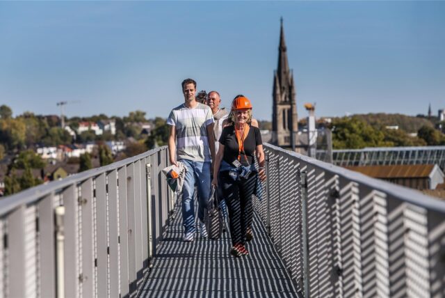 Eine Führung über den Skywalk vor der Kulisse von Hörde.