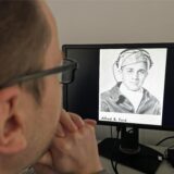 RN-Redakteur Felix Püschner blickt auf ein Foto des in Herbern verstorbenen US-Piloten Alfred Brush Ford.