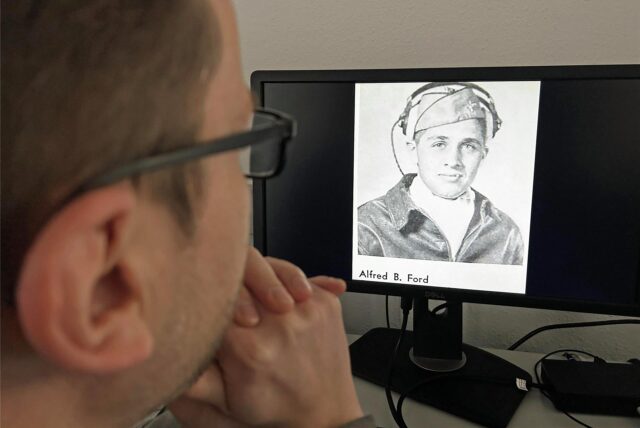 RN-Redakteur Felix Püschner blickt auf ein Foto des in Herbern verstorbenen US-Piloten Alfred Brush Ford.