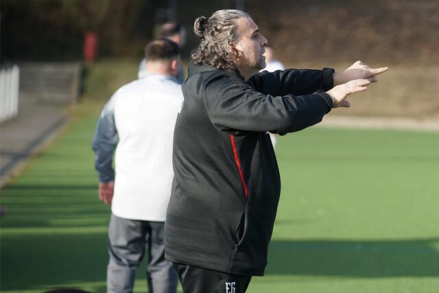 Erkan Gökce am Spielfeldrand.