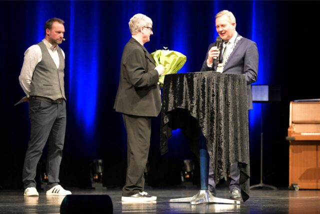 In 2024 überreichte der Bürgermeister Jürgen Kleine-Frauns (r.) den Ehrenamtspreis an Gabi Kubisch (M.). Daniel Claeßen (l.) leitete durch den Abend.
