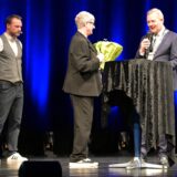 In 2024 überreichte der Bürgermeister Jürgen Kleine-Frauns (r.) den Ehrenamtspreis an Gabi Kubisch (M.). Daniel Claeßen (l.) leitete durch den Abend.