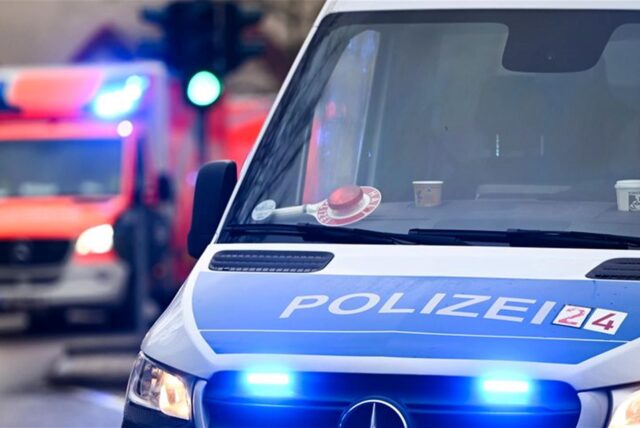 Ein Polizeiwagen und ein Rettungswagen stehen an einer Einsatzstelle.