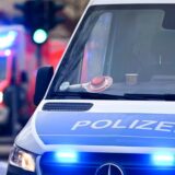 Ein Polizeiwagen und ein Rettungswagen stehen an einer Einsatzstelle.