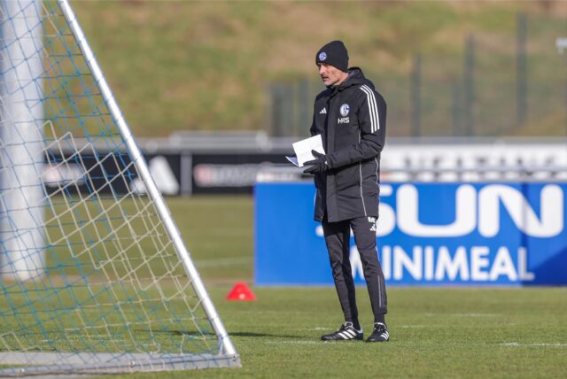 Schaut ganz genau hin: Schalke-Trainer Kees van Wonderen.