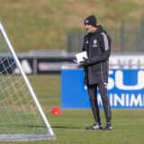 Schaut ganz genau hin: Schalke-Trainer Kees van Wonderen.