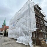 Montage: Links das eingerüstete Ruschenbaumhaus, rechts Ortsvorsteher Marcal Zilian.