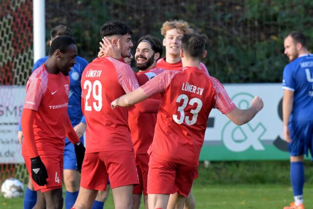 Spieler des Lüner SV jubeln miteinander.