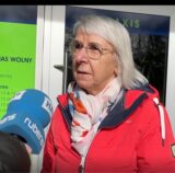 Auf dem Bild ist Alicia Polakowski zu sehen, die sich in einer Straßenumfrage des Hellweger Anzeigers zum guten Abschneiden der AfD in Unna-Königsborn äußert.