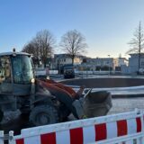 Die Arbeitsgeräte rund um den Bagger stehen nach wie vor auf der vollgesperrten Hertingerstraße in Unna. Hier wird unter anderem ein Kreisverkehr gebaut.