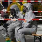 Feuerwehrleute in Schutzanzügen und mit Gasmasken vor dem Motel de Winter in Ickern.