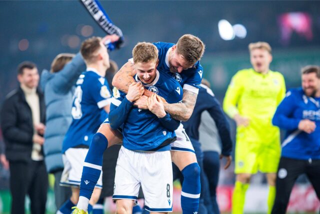 Joel Grodowski jubelt mit Sam Schreck.