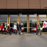 Mitarbeiter der Bogestra gehen auf dem Betriebshof Ückendorf mit Verdi-Fahnen an Bussen vorbei. Freitag ist ein Warnstreik angekündigt.