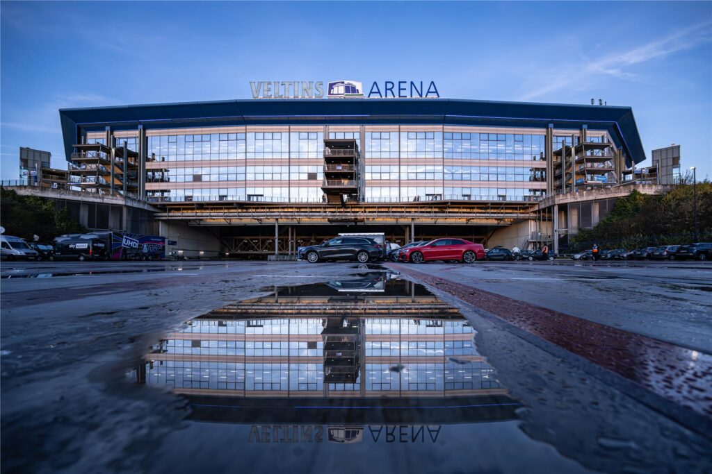 Rund um die Veltins-Arena drohen am Freitag große Verkehrsprobleme. Rund um die Veltins-Arena drohen am Freitag große Verkehrsprobleme.