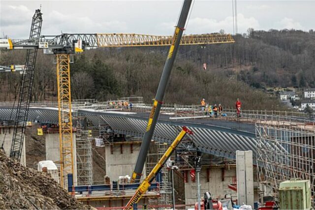 Bei der „Stahlhochzeit“ der Rahmede-Talbrücke werden die beiden Brückenhälften zusammengeführt, um verschweißt werden zu können.