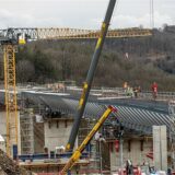 Bei der „Stahlhochzeit“ der Rahmede-Talbrücke werden die beiden Brückenhälften zusammengeführt, um verschweißt werden zu können.