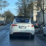 Das Tesla-Auto von hinten fotografiert, auf dem Dach sind Sensoriksysteme gut zu erkennen.