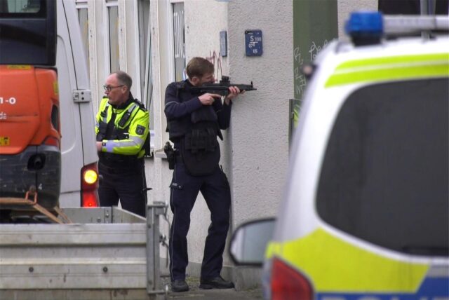 Polizisten sind im Einsatz.
