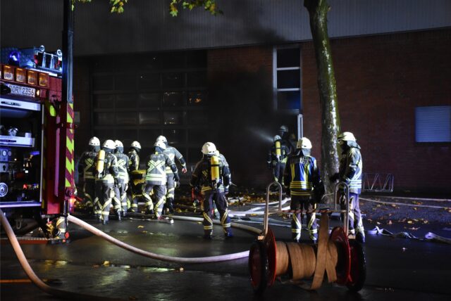 Dichter Rauch aus der Halle erschwerte die Löscharbeiten. Auf der Hebebühne einer Autowerkstatt an der Ridderstraße war aus unbekannter Ursache am Donnerstagabend ein Auto in Flammen aufgegangen.