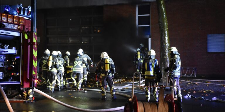 Dichter Rauch aus der Halle erschwerte die Löscharbeiten. Auf der Hebebühne einer Autowerkstatt an der Ridderstraße war aus unbekannter Ursache am Donnerstagabend ein Auto in Flammen aufgegangen.