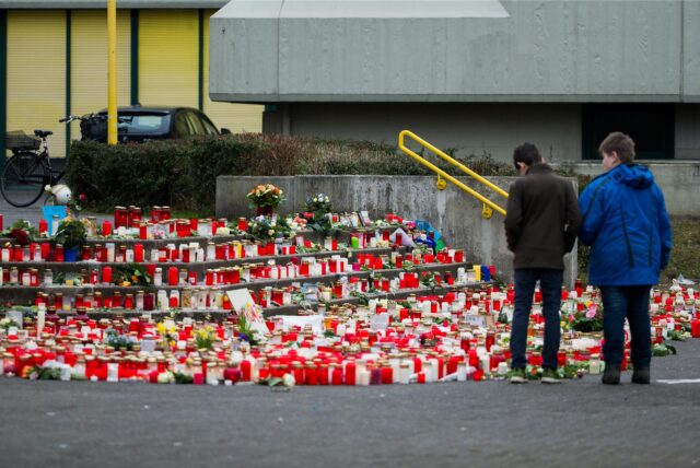 Zwei Schüler stehen vor dem Kerzenmeer, das nach dem Germanwings-Absturz vor dem Joseph-König-Gymnasium in Haltern entstand.