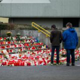 Zwei Schüler stehen vor dem Kerzenmeer, das nach dem Germanwings-Absturz vor dem Joseph-König-Gymnasium in Haltern entstand.