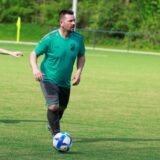 Mario Martinovic dribbelt über ein Fußballfeld.