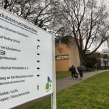 Das Schulzentrum beherbergt das Clara-Schumann-Gymnasium und die Josef-Reding-Hauptschule.