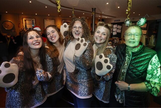 Fünf Frauen feierten 2024 kostümiert Karneval im inzwischen geschlossenen 82West in Kamen.
