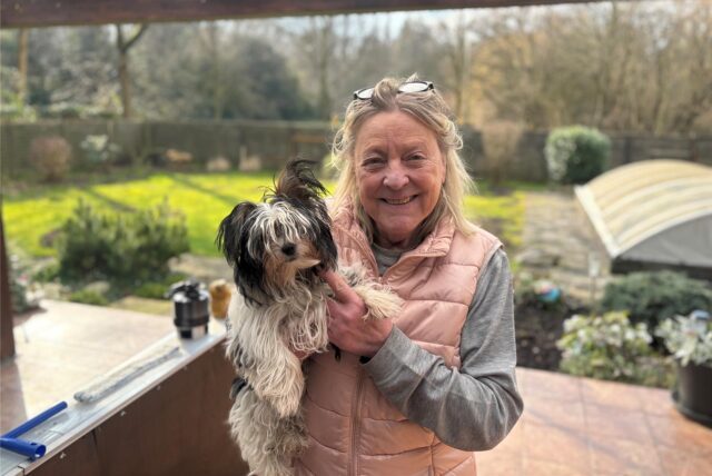 Die Dortmunderin Monika Lischka mit ihrem Hund Baghira.