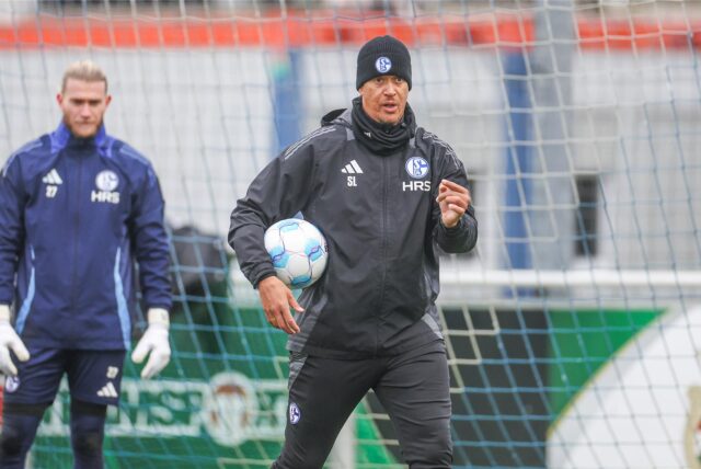 20.01.2025, Fussball, Saison 2024/2025, 2. Bundesliga, Training FC Schalke 04, Torwarttrainer Stephan Loboué (FC Schalke 04), Loris Karius (FC Schalke 04)