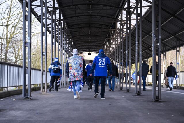 Schalker Fans im März 2024 auf dem Weg in die Arena (Warnstreik im ÖPNV)