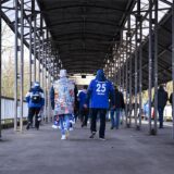 Schalker Fans im März 2024 auf dem Weg in die Arena (Warnstreik im ÖPNV)