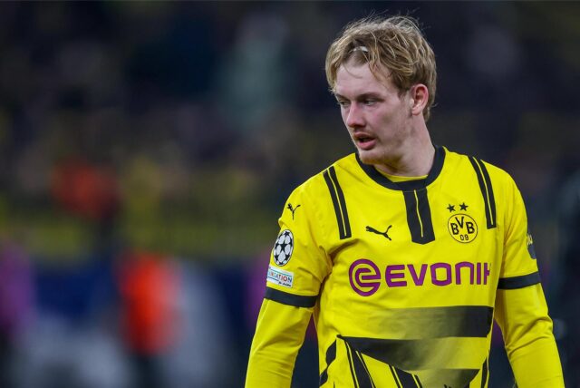 Julian Brandt schaut zur Seite.